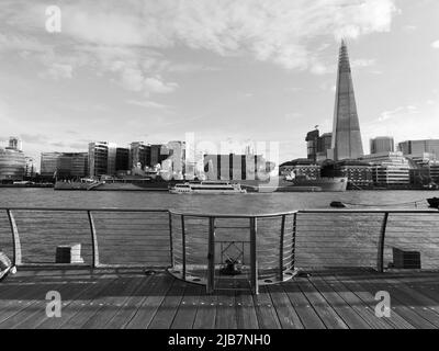 London, Greater London, England, Mai 21 2022: Blick nach Southwark mit der HMS Belfast und dem Shard, vom Nordufer der Themse aus gesehen. Stockfoto