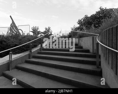 London, Greater London, England, Mai 21 2022: Blick von der Steps of Tower Hill Station auf den Tower of London im Hintergrund. Monochrom. Stockfoto