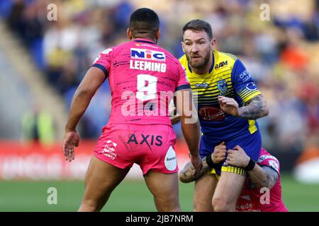 Daryl Clark von Warrington Wolves (rechts) wird von Kruise Leeming von Leeds Rhinos während des Matches der Betfred Super League im Halliwell Jones Stadium, Warrington, angegangen. Bilddatum: Freitag, 3. Juni 2022. Stockfoto