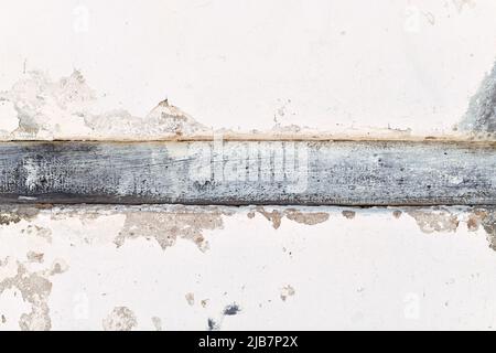 Grunge Hintergrund mit weißer Wand und dunklem Holzbalken Stockfoto