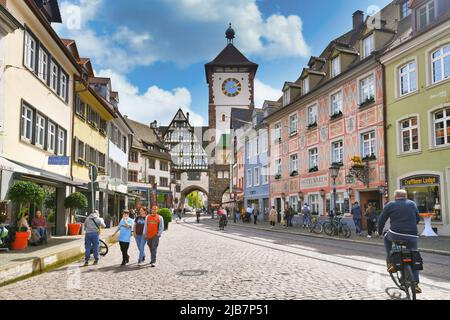 Freiburg, Deutschland - April 2022: Turm des alten Stadttores namens Schwabentor im historischen Stadtzentrum Stockfoto