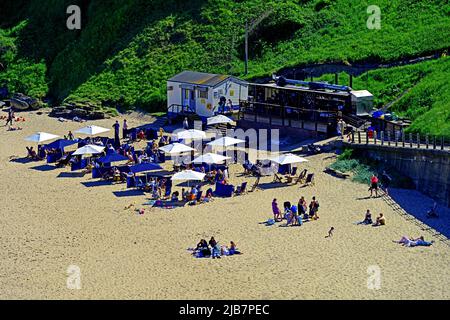 Rileys Fish Shack mit vielen Kunden in King Edwards Bay Tynemouth an einem sonnigen Tag Stockfoto