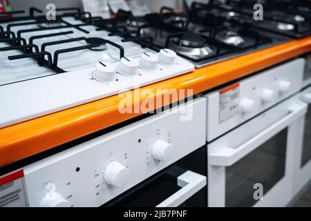 Verkauf von Gaskochplatten in einem Haushaltsgeräteladen. Eingebautes Kochfeld Stockfoto