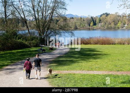 Burnaby, BC, Kanada - April 18 2021 : Menschen wandern auf dem Deer Lake Park Trail. Burnaby, BC, Kanada. Stockfoto
