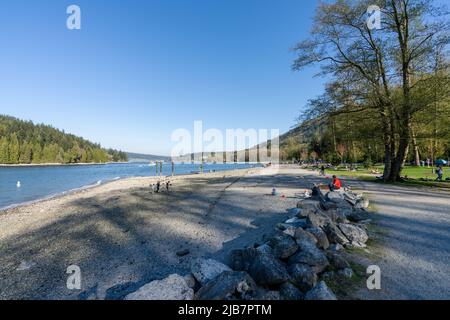 Burnaby, BC, Kanada - 18 2021. April : Barnett Marine Park an einem sonnigen Tag. Burrard Inlet Shore. Stockfoto
