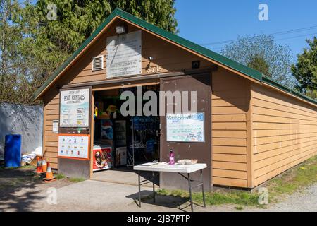 Burnaby, BC, Kanada - 18 2021. April : Kanuunterricht und Bootsverleih am Deer Lake Seeufer. Stockfoto