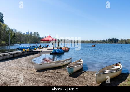 Burnaby, BC, Kanada - 18 2021. April : Kanuunterricht und Bootsverleih am Deer Lake Seeufer. Stockfoto
