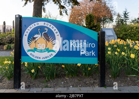 Burnaby, BC, Kanada - 18 2021. April : Kushiro Park bei Sonnenuntergang. Stockfoto