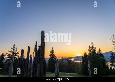 Burnaby, BC, Kanada - 18 2021. April : Kushiro Park bei Sonnenuntergang. Stockfoto