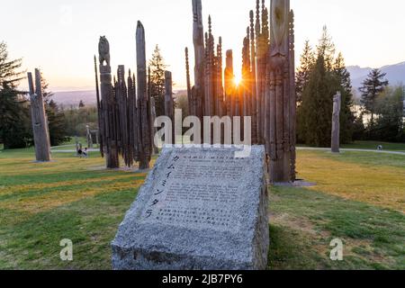 Burnaby, BC, Kanada - 18 2021. April : Kushiro Park bei Sonnenuntergang. Stockfoto