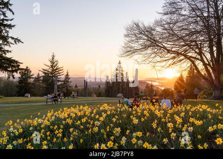 Burnaby, BC, Kanada - 18 2021. April : Kushiro Park bei Sonnenuntergang. Stockfoto