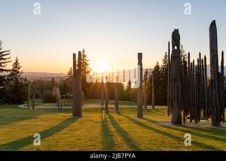 Burnaby, BC, Kanada - 18 2021. April : Kushiro Park bei Sonnenuntergang. Stockfoto