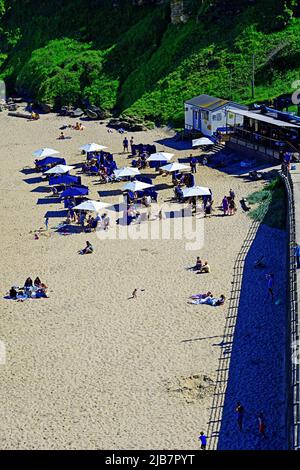 Rileys Fish Shack mit vielen Kunden in King Edwards Bay Tynemouth an einem sonnigen Tag Stockfoto