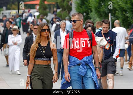 Paris, Frankreich. 03.. Juni 2022. 3.. Juni 2022; Roland Garros, Paris, Frankreich: French Open Tennisturnier: Fans gehen den Chatrier-Pfad Credit: Action Plus Sports Images/Alamy Live News Stockfoto