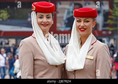 Paris, Frankreich. 03.. Juni 2022. 3.. Juni 2022; Roland Garros, Paris, Frankreich: French Open Tennisturnier: Zwei Air Stewardess von Emirates Credit: Action Plus Sports Images/Alamy Live News Stockfoto