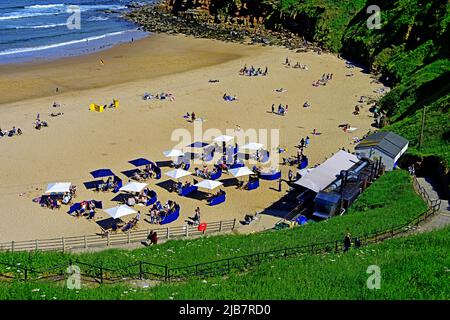 Rileys Fish Shack mit vielen Kunden in King Edwards Bay Tynemouth an einem sonnigen Tag Stockfoto