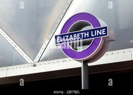 Schild für die Elizabeth Line am Crossrail Place, Canary Wharf, London, Großbritannien Stockfoto