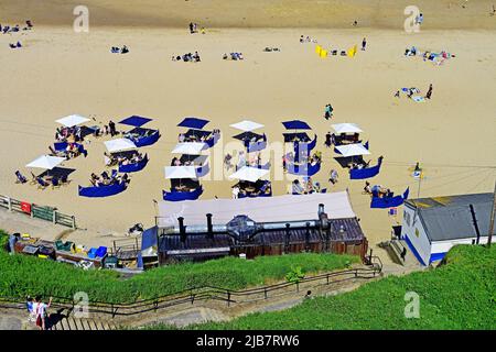 Rileys Fish Shack mit vielen Kunden in King Edwards Bay Tynemouth an einem sonnigen Tag Stockfoto