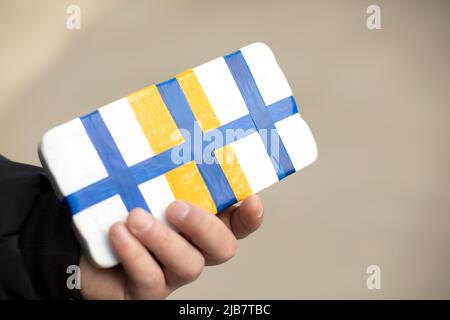 Unbekannter Inhalt des Felds. Postpaket. Unzulässige Prämisse. Physische Beweise. Verbotene Substanzen. Verpackung mit Isolierband. Stockfoto