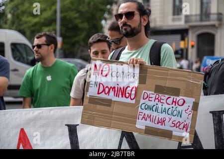 Barcelona, Spanien. 03.. Juni 2022. Ein Demonstrator, der am Sonntag ein Plakat gegen die Handelstätigkeit des Einzelhandels hält und sich für die Vereinbarkeit von Familie und Gesellschaft ausspricht. „Wir wollen Arbeit und Familie in Einklang bringen“, Gewerkschafter und Beschäftigte des Einzelhandels haben vor den symbolträchtigen Geschäften am Passeig de Gràcia demonstriert, um gegen die Verlängerung der Arbeitszeit auf Sonntage zu protestieren, die von der Regierung der Generalitat von Katalonien genehmigt und vom Stadtrat von Barcelona ratifiziert wurde, um eine festzulegen Neues Touristengebiet für die kommerzielle Eröffnung. Kredit: SOPA Images Limited/Alamy Live Nachrichten Stockfoto