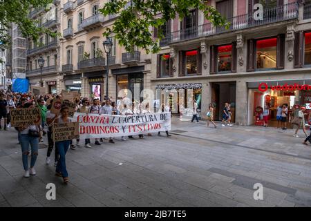 Barcelona, Spanien. 03.. Juni 2022. Während der Demonstration werden Demonstranten mit einem Banner im Gewerbegebiet von Portal de l,Àngel marschieren sehen. „Wir wollen Arbeit und Familie in Einklang bringen“, Gewerkschafter und Beschäftigte des Einzelhandels haben vor den symbolträchtigen Geschäften am Passeig de Gràcia demonstriert, um gegen die Verlängerung der Arbeitszeit auf Sonntage zu protestieren, die von der Regierung der Generalitat von Katalonien genehmigt und vom Stadtrat von Barcelona ratifiziert wurde, um eine festzulegen Neues Touristengebiet für die kommerzielle Eröffnung. Kredit: SOPA Images Limited/Alamy Live Nachrichten Stockfoto