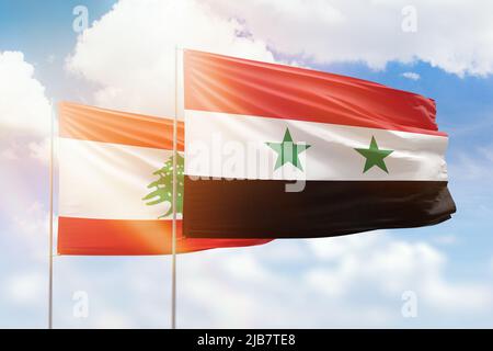 Sonniger blauer Himmel und Flaggen von syrien und libanon Stockfoto