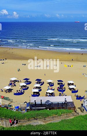 Rileys Fish Shack mit vielen Kunden und einigen Surfern in King Edwards Bay Tynemouth an einem sonnigen Tag Stockfoto