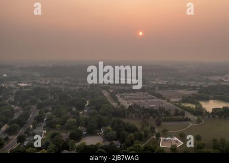 Rauch von Waldbränden verdeckt den Blick über Vororte - Drohne Stockfoto