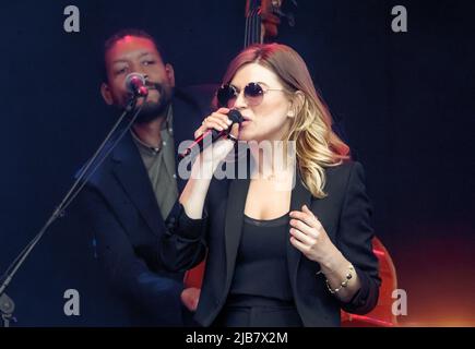 Hamburg, Deutschland. 03.. Juni 2022. Sängerin Melody Gardot singt auf der Hauptbühne des Elbjazz Festivals auf dem Gelände der Werft Blohm Voss. Quelle: Markus Scholz/dpa/Alamy Live News Stockfoto