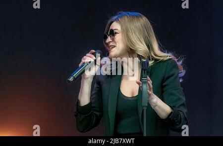 Hamburg, Deutschland. 03.. Juni 2022. Sängerin Melody Gardot singt auf der Hauptbühne des Elbjazz Festivals auf dem Gelände der Werft Blohm Voss. Quelle: Markus Scholz/dpa/Alamy Live News Stockfoto