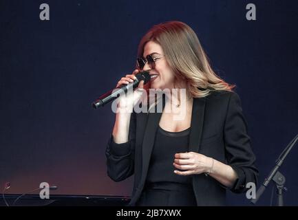 Hamburg, Deutschland. 03.. Juni 2022. Sängerin Melody Gardot singt auf der Hauptbühne des Elbjazz Festivals auf dem Gelände der Werft Blohm Voss. Quelle: Markus Scholz/dpa/Alamy Live News Stockfoto