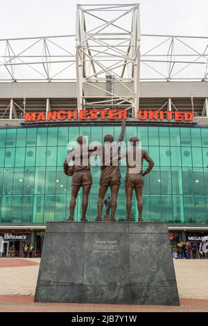 Manchester, England, 27. März 2019. The Holy trinity of Charlton, Law and Best Players at Old Trafford, the City's Football Stadium. Stockfoto