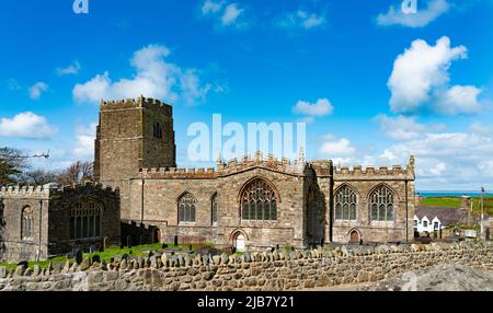 St.-Beuno-Kirche, Clynnog Fawr, bei Caernarfon, aufgenommen im April 2022. Stockfoto