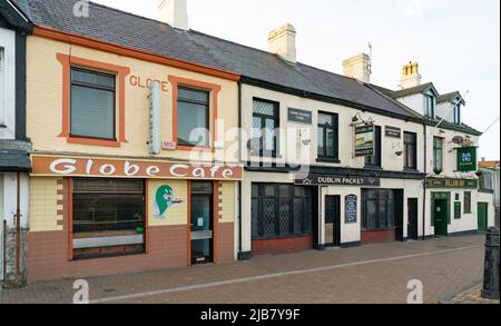 The Globe Cafe, The Dublin Packet and Holland Inn Pubs, Rhos-Y-Gaer Terrace, Holyhead, Anglesey, North Wales. Aufgenommen im Januar 2022. Stockfoto