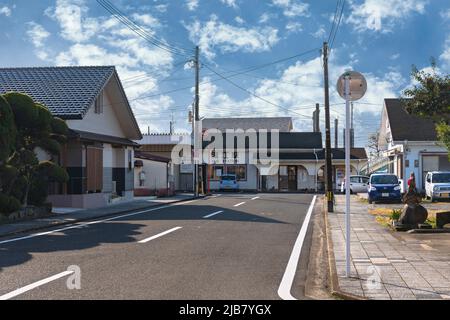 kyushu, japan - dezember 10 2021: Verkehrsstraße, die zum Bahnhof Yue der Stadt Isahaya in der Präfektur Nagasaki führt, mit Bögen belo Stockfoto