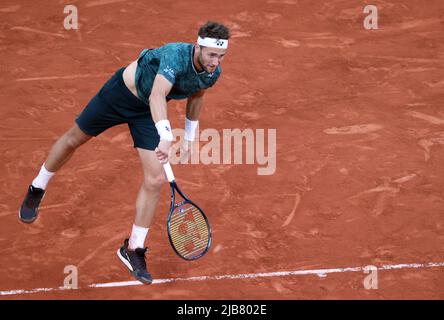 Paris, Frankreich. 03.. Juni 2022. Die norwegische Casper Ruud gibt den Ball an Marin Cilic aus Kroatien während ihres Halbfinalmatches der French Tennis Open am Freitag, den 3. Juni 2022, in Roland Garros in der Nähe von Paris, Frankreich, zurück. Ruud gewann 3-6, 6-4, 6-2, 6-2 und qualifizierte sich für das Finale am Sonntag. Foto von Maya Vidon-White/UPI Credit: UPI/Alamy Live News Stockfoto