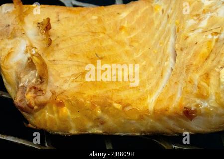 Foto eines King Salmon Filets beim Kochen über einer Feuerstelle an einem sonnigen Tag am 20. Juni 2021. Stockfoto