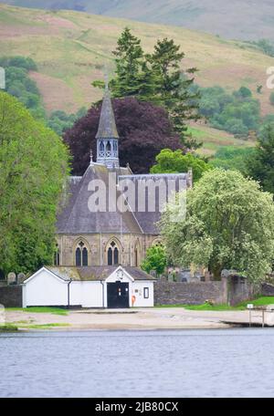 Luss vom offenen Wasser am Loch Lomond aus gesehen Stockfoto