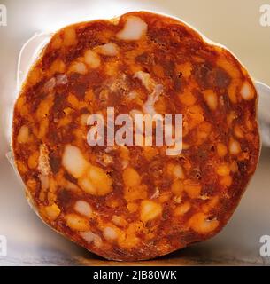 Hohes Detail von Chorizo oder Spanish Style Dry Cured Sausage Stockfoto