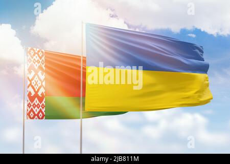 Sonniger blauer Himmel und Flaggen der ukraine und weißrussland Stockfoto