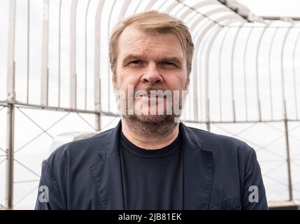 New York, USA. 03.. Juni 2022. Rob Stringer, Chairman und CEO von Sony Music Entertainment, besucht das legendäre Empire State Building von Mark Ronson und Emma Wade-Smith (Foto: Lev Radin/Pacific Press) Quelle: Pacific Press Media Production Corp./Alamy Live News Stockfoto