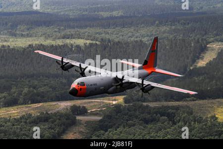 Ein C-130J Super Hercules fliegt während eines Formationsfluges am 1. Juni 2022 über Central Arkansas. Die Formation wurde von der 61. Airlift Squadron angeführt, einer fliegenden Staffel, die der größten C-130-Einheit der Welt, dem 19. Airlift Wing, zugewiesen wurde. (USA Luftwaffe Foto von 1. LT. Charles Rivezzo) Stockfoto