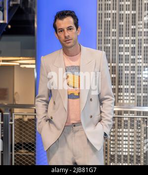 New York, USA. 03.. Juni 2022. DJ Mark Ronson besucht das ikonische Empire State Building, um ein Gebäude in Violett und Gold zu beleuchten, um das Platin-Jubiläum von Königin Elizebeth II zu ehren (Foto von Lev Radin/Pacific Press) Quelle: Pacific Press Media Production Corp./Alamy Live News Stockfoto