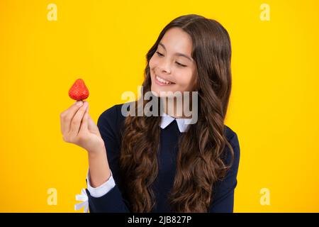 Happy teen Mädchen pflücken und essen gesunde Erdbeeren, Bio-Beere im Sommer. Kind Teenager wohl Erdbeere. Stockfoto