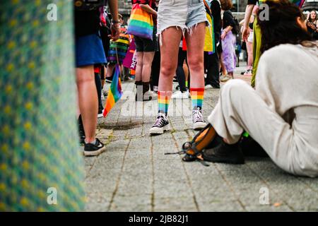 Clermont Ferrand, Frankreich. 03.. Juni 2022. 3. Juni 2022, Clermont Ferrand, Auvergne Rhone Alpes, Frankreich: Eine Person mit regenbogenfarbenen Socken. In den Straßen von Clermont-Ferrand wurde eine Night Pride organisiert, die von mehreren LGBT-Gewerkschaften und -Verbänden unterstützt wurde. (Bild: © Adrien Fillon/ZUMA Press Wire) Bild: ZUMA Press, Inc./Alamy Live News Stockfoto