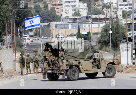 Nablus, Westjordanland, Palästina. 27.. Mai 2022. Israelische Soldaten nehmen Positionen während einer Demonstration gegen israelische Siedlungen im Dorf Beita in der Nähe der Stadt Nablus im Westjordanland ein. (Bild: © Nasser Ishtayeh/SOPA Images via ZUMA Press Wire) Stockfoto