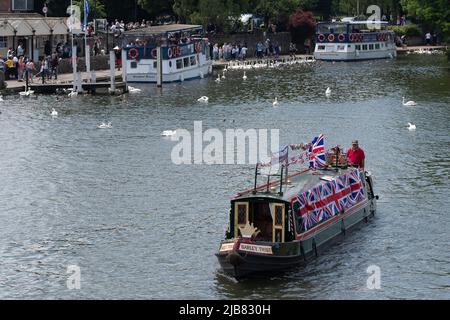 Windsor, Großbritannien. 3.. Juni 2022. Bunte Flaggen und bunte Fahnen auf Lastkähne und Booten auf der Themse. Windsor war heute wieder voll, als Einheimische, Besucher und Touristen den Jubilee Holiday der Königin feierten. Quelle: Maureen McLean/Alamy Live News Stockfoto