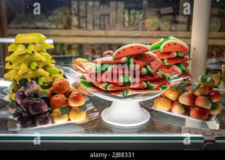 Venedig, Italien - 18.02.2022: Frutta martorana, typisch sizilianisches Marzipangebäck in Form von Früchten Stockfoto