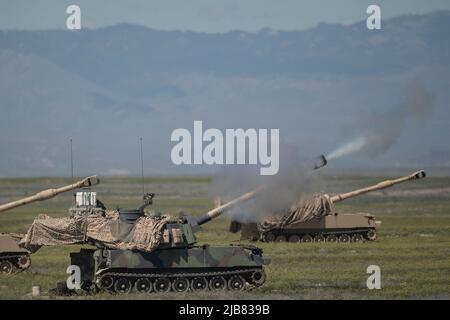 Das 148. Field Artillery Regiment der Idaho Army National Guard während der Live-Feuerfeldeinsätze im Orchard Combat Training Center. Das 1-148. Field Artillery Regiment unterstützt das Kampfteam der Kavallerie-Brigade 116. mit Artilleriefeldeinsatz. Die Einheiten mit Hauptsitz in Pocatello befinden sich in den Gemeinden Blackfoot, Burley, Preston, Pocatello, Rexburg und St. Anthony im Osten Idahos. Stockfoto