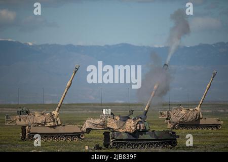 Das 148. Field Artillery Regiment der Idaho Army National Guard während der Live-Feuerfeldeinsätze im Orchard Combat Training Center. Das 1-148. Field Artillery Regiment unterstützt das Kampfteam der Kavallerie-Brigade 116. mit Artilleriefeldeinsatz. Die Einheiten mit Hauptsitz in Pocatello befinden sich in den Gemeinden Blackfoot, Burley, Preston, Pocatello, Rexburg und St. Anthony im Osten Idahos. Stockfoto